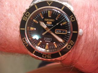 SEIKO.5._Fifty-Five_Fantoms._Auto._blk_and_Gold_002