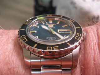 SEIKO.5._Fifty-Five_Fantoms._Auto._blk_and_Gold_007